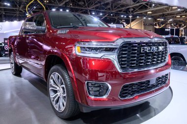 Toronto, ON, Kanada - 14 Şubat 2025 Dodge 2025 Ram 1500 Tungsten Kanada Uluslararası Otomobil Fuarı 'nda sunuldu.