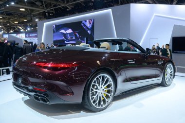 Toronto, ON, Kanada - 14 Şubat 2025: Mercedes-Benz AMG SL 63 4Matic Kanada Uluslararası Otomobil Fuarı 'nda sunuldu.