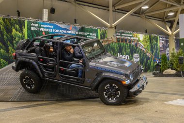 Toronto, ON, Kanada - 14 Şubat 2025: Ziyaretçiler Jeep Wrangler 4 Kapılı Rubicon 'u 2025 Kanada Uluslararası Otomobil Fuarı' nın galerisinde simüle edilmiş off-road arazisinde test ettiler.