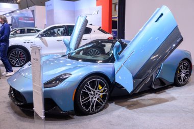 Toronto, ON, Kanada - 14 Şubat 2024 Maserati MC20 Cielo, Kanada Uluslararası Otomobil Fuarı 'nda sunar..