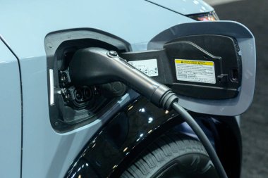 Toronto, ON, Kanada - 14 Şubat 2025: Kanada Uluslararası Otomobil Fuarı 'nda elektrikli araç şarjı sunuldu.