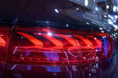 Toronto, ON, Kanada - 14 Şubat 2025: 2025 Kanada Uluslararası Otomobil Fuarı sırasında Mercedes-Benz Maybach EQS 680 lüks elektrikli cip.