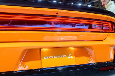 Toronto, ON, Kanada - 14 Şubat 2025: Dodge Charger Daytona 2024 'ün arka far görüntüsü Kanada Uluslararası Otomobil Fuarı' nda.