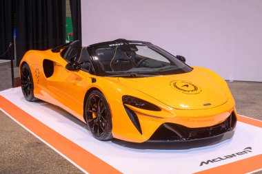 Toronto, ON, Kanada - 14 Şubat 2025: McLaren Artura Spider, Kanada Uluslararası Otomobil Fuarı 'nda sunar..