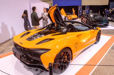 Toronto, ON, Kanada - 14 Şubat 2025: McLaren Artura Spider, Kanada Uluslararası Otomobil Fuarı 'nda sunar..