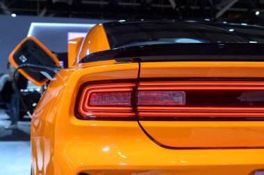 Toronto, ON, Kanada - 14 Şubat 2025: Dodge Charger Daytona 2024 'ün arka far görüntüsü Kanada Uluslararası Otomobil Fuarı' nda.