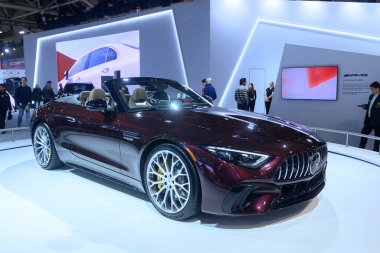 Toronto, ON, Kanada - 14 Şubat 2025: Mercedes-Benz AMG SL 63 4Matic Kanada Uluslararası Otomobil Fuarı 'nda sunuldu.