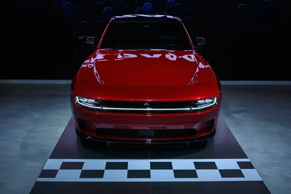 Toronto, ON, Kanada - 14 Şubat 2025 Dodge Charger Daytona 2024 Kanada Uluslararası Otomobil Fuarı 'nda sunuldu.