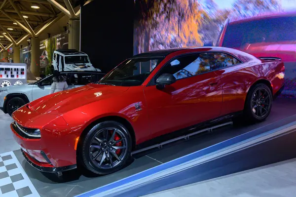 Toronto, ON, Kanada - 14 Şubat 2025 Dodge Charger Daytona 2024 Kanada Uluslararası Otomobil Fuarı 'nda sunuldu.