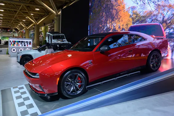 Toronto, ON, Kanada - 14 Şubat 2025 Dodge Charger Daytona 2024 Kanada Uluslararası Otomobil Fuarı 'nda sunuldu.