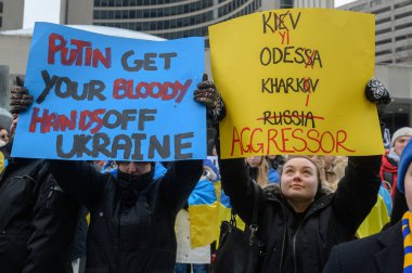 Toronto, ON, Kanada 23 Şubat 2025: Göstericiler, Rusya 'nın Ukrayna' yı tam ölçekli işgalinin 3. yıldönümünde Nathan Phillips Meydanı 'nda gösteriler düzenledi...