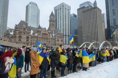 Toronto, ON, Kanada 23 Şubat 2025: Rusya 'nın Nathan Phillips Meydanı' ndaki tam ölçekli Ukrayna işgalinin 3. yıldönümü gösterisine insanlar katıldı..