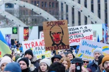Toronto, ON, Kanada 23 Şubat 2025: Göstericiler, Rusya 'nın Ukrayna' yı tam ölçekli işgalinin 3. yıldönümünde Nathan Phillips Meydanı 'nda gösteriler düzenledi...