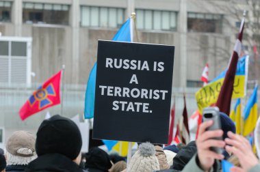 Toronto, ON, Kanada 23 Şubat 2025: Gösterici, Rusya 'nın Ukrayna' yı tam ölçekli işgalinin 3. yıldönümünde Nathan Phillips Meydanı 'nda bir gösteri düzenledi...