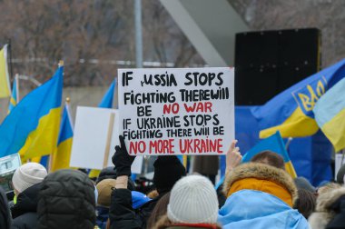 Toronto, ON, Kanada 23 Şubat 2025: Gösterici, Rusya 'nın Ukrayna' yı tam ölçekli işgalinin 3. yıldönümünde Nathan Phillips Meydanı 'nda bir gösteri düzenledi...