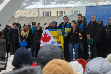 Toronto, ON, Kanada 3 Mart 2025: ABD Konsolosluğu önündeki Ukrayna Hakikat ve Adalet Yürüyüşüne insanlar katılıyor.