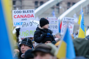 Toronto, ON, Kanada 3 Mart 2025: ABD Konsolosluğu önündeki Ukrayna Hakikat ve Adalet Yürüyüşüne insanlar katılıyor.
