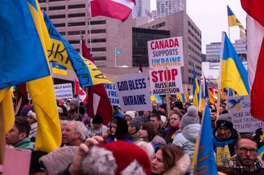 Toronto, ON, Kanada 3 Mart 2025: ABD Konsolosluğu önündeki Ukrayna Hakikat ve Adalet Yürüyüşüne insanlar katılıyor.