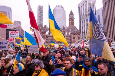 Toronto, ON, Kanada 3 Mart 2025: ABD Konsolosluğu önündeki Ukrayna Hakikat ve Adalet Yürüyüşüne insanlar katılıyor.