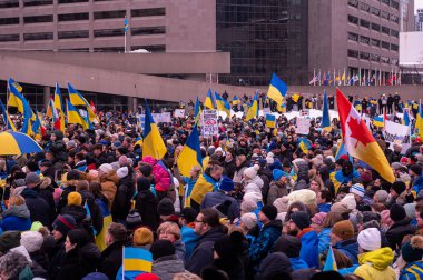 Toronto, ON, Kanada 3 Mart 2025: ABD Konsolosluğu önündeki Ukrayna Hakikat ve Adalet Yürüyüşüne insanlar katılıyor.