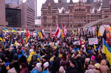 Toronto, ON, Kanada 3 Mart 2025: ABD Konsolosluğu önündeki Ukrayna Hakikat ve Adalet Yürüyüşüne insanlar katılıyor.
