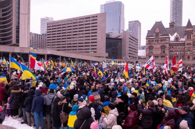 Toronto, ON, Kanada 3 Mart 2025: ABD Konsolosluğu önündeki Ukrayna Hakikat ve Adalet Yürüyüşüne insanlar katılıyor.