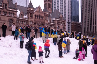 Toronto, ON, Kanada 3 Mart 2025: ABD Konsolosluğu önündeki Ukrayna Hakikat ve Adalet Yürüyüşüne insanlar katılıyor.