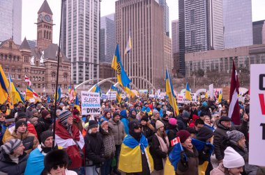 Toronto, ON, Kanada 3 Mart 2025: ABD Konsolosluğu önündeki Ukrayna Hakikat ve Adalet Yürüyüşüne insanlar katılıyor.