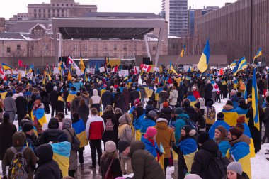 Toronto, ON, Kanada 3 Mart 2025: ABD Konsolosluğu önündeki Ukrayna Hakikat ve Adalet Yürüyüşüne insanlar katılıyor.