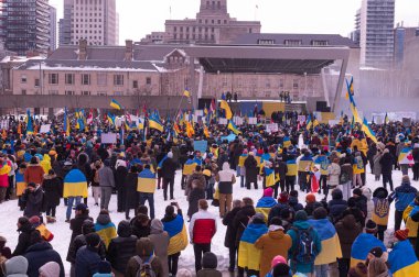 Toronto, ON, Kanada 3 Mart 2025: ABD Konsolosluğu önündeki Ukrayna Hakikat ve Adalet Yürüyüşüne insanlar katılıyor.