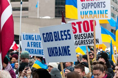 Toronto, ON, Kanada 3 Mart 2025: ABD Konsolosluğu önündeki Ukrayna Hakikat ve Adalet Yürüyüşüne insanlar katılıyor.