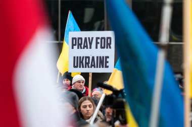 Toronto, ON, Kanada 3 Mart 2025: ABD Konsolosluğu önündeki Ukrayna Hakikat ve Adalet Yürüyüşüne insanlar katılıyor.