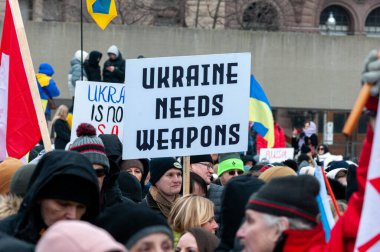 Toronto, ON, Kanada 3 Mart 2025: ABD Konsolosluğu önündeki Ukrayna Hakikat ve Adalet Yürüyüşüne insanlar katılıyor.