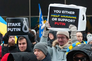 Toronto, ON, Kanada 3 Mart 2025: ABD Konsolosluğu önündeki Ukrayna Hakikat ve Adalet Yürüyüşüne insanlar katılıyor.