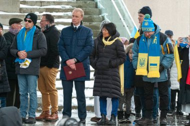 Toronto, ON, Kanada 3 Mart 2025: ABD Konsolosluğu önündeki Ukrayna Hakikat ve Adalet Yürüyüşüne insanlar katılıyor.