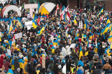 Toronto, ON, Kanada 3 Mart 2025: ABD Konsolosluğu önündeki Ukrayna Hakikat ve Adalet Yürüyüşüne insanlar katılıyor.