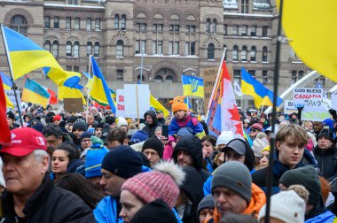 Toronto, ON, Kanada 3 Mart 2025: ABD Konsolosluğu önündeki Ukrayna Hakikat ve Adalet Yürüyüşüne insanlar katılıyor.