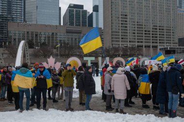 Toronto, ON, Kanada 3 Mart 2025: ABD Konsolosluğu önündeki Ukrayna Hakikat ve Adalet Yürüyüşüne insanlar katılıyor.