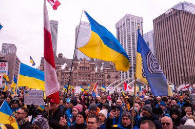 Toronto, ON, Kanada 3 Mart 2025: ABD Konsolosluğu önündeki Ukrayna Hakikat ve Adalet Yürüyüşüne insanlar katılıyor.