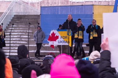 Toronto, ON, Kanada 23 Şubat 2025: Ukrayna Kanada Kongresi Başkanı Paul Grod, Rusya 'nın Ukrayna' nın Nathan Phillips Sq 'teki tam ölçekli işgalinin 3. yıldönümünde podyumdan bir konuşma yaptı..