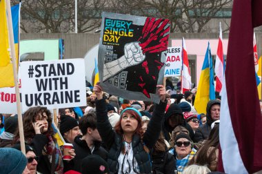 Toronto, ON, Kanada 23 Şubat 2025: İnsanlar Rusya 'nın Ukrayna' yı tam ölçekli işgalinin 3. yıldönümünde Nathan Phillips Meydanı 'nda düzenlenen gösteriye katıldı...