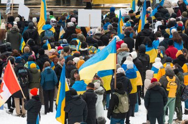 Toronto, ON, Kanada 23 Şubat 2025: İnsanlar Rusya 'nın Ukrayna' yı tam ölçekli işgalinin 3. yıldönümünde Nathan Phillips Meydanı 'nda düzenlenen gösteriye katıldı...