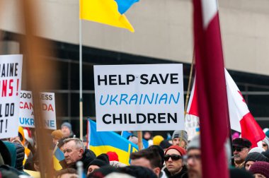 Toronto, ON, Kanada 23 Şubat 2025: Ukrayna Kanada Kongresi Başkanı Paul Grod, Rusya 'nın Ukrayna' nın Nathan Phillips 'teki tam ölçekli işgalinin 3. yıldönümünde podyumdan bir konuşma yaptı.