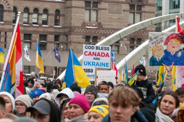 Toronto, ON, Kanada 23 Şubat 2025: Ukrayna Kanada Kongresi Başkanı Paul Grod, Rusya 'nın Ukrayna' nın Nathan Phillips 'teki tam ölçekli işgalinin 3. yıldönümünde podyumdan bir konuşma yaptı.