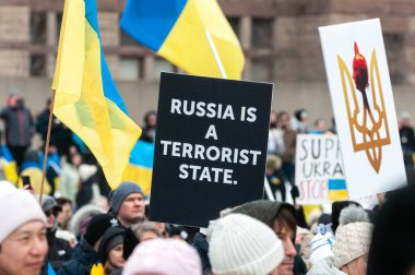 Toronto, ON, Kanada 23 Şubat 2025: İnsanlar Rusya 'nın Ukrayna' yı tam ölçekli işgalinin 3. yıldönümünde Nathan Phillips Meydanı 'nda düzenlenen gösteriye katıldı...