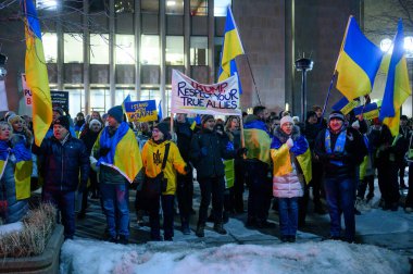 Toronto, ON, Kanada 3 Mart 2025: ABD Konsolosluğu önündeki Ukrayna Hakikat ve Adalet Yürüyüşüne insanlar katılıyor.