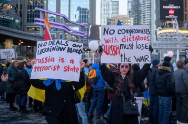 Toronto, ON, Kanada 3 Mart 2025: ABD Konsolosluğu önündeki Ukrayna Hakikat ve Adalet Yürüyüşüne insanlar katılıyor.