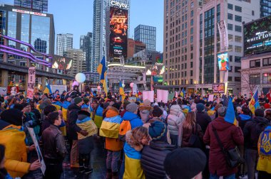 Toronto, ON, Kanada 3 Mart 2025: ABD Konsolosluğu önündeki Ukrayna Hakikat ve Adalet Yürüyüşüne insanlar katılıyor.