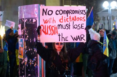 Toronto, ON, Kanada 3 Mart 2025: ABD Konsolosluğu önündeki Ukrayna Hakikat ve Adalet Yürüyüşüne insanlar katılıyor.