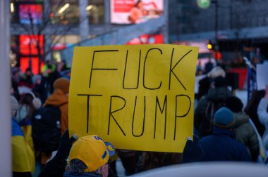 Toronto, ON, Kanada 3 Mart 2025: İnsanlar Dundas Meydanı 'ndaki Ukrayna Hakikat ve Adalet Yürüyüşüne katılıyor.
